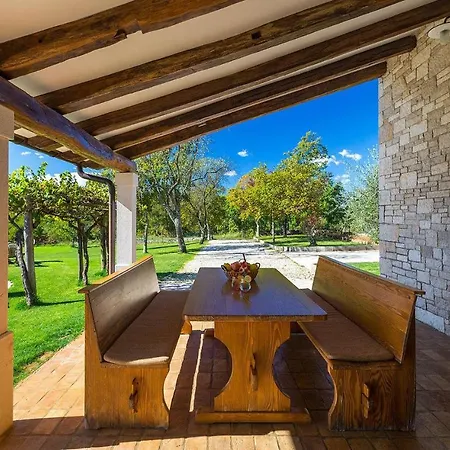 Dom wakacyjny Lovely In Istria With Outdoor Swimming Pool